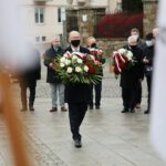 13.12.2020. Kielce. Obchody 39. rocznicy wprowadzenia stanu wojennego w Polsce. Złożenie kwiatów przed pomnikiem bł. ks. Jerzego Popiełuszki. Na zdjęciu: Piotr Wawrzyk - wiceminister spraw zagranicznych / Wiktor Taszłow / Radio Kielce
