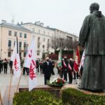 13.12.2020. Kielce. Obchody 39. rocznicy wprowadzenia stanu wojennego w Polsce. Złożenie kwiatów przed pomnikiem bł. ks. Jerzego Popiełuszki / Wiktor Taszłow / Radio Kielce