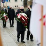 13.12.2020. Kielce. Obchody 39. rocznicy wprowadzenia stanu wojennego w Polsce. Złożenie kwiatów przed pomnikiem bł. ks. Jerzego Popiełuszki. Na zdjęciu: poseł Krzysztof Lipiec - lider świętokrzyskich struktur PiS / Wiktor Taszłow / Radio Kielce