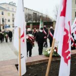 13.12.2020. Kielce. Obchody 39. rocznicy wprowadzenia stanu wojennego w Polsce. Złożenie kwiatów przed pomnikiem bł. ks. Jerzego Popiełuszki / Wiktor Taszłow / Radio Kielce