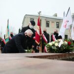 13.12.2020. Kielce. Obchody 39. rocznicy wprowadzenia stanu wojennego w Polsce. Złożenie kwiatów przed pomnikiem bł. ks. Jerzego Popiełuszki. Na zdjęciu: poseł Krzysztof Lipiec - lider świętokrzyskich struktur PiS / Wiktor Taszłow / Radio Kielce