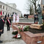 13.12.2020. Kielce. Obchody 39. rocznicy wprowadzenia stanu wojennego w Polsce. Złożenie kwiatów przed pomnikiem bł. ks. Jerzego Popiełuszki. Na zdjęciu (od lewej): Krzysztof Słoń - senator PiS / Wiktor Taszłow / Radio Kielce