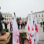 13.12.2020. Kielce. Obchody 39. rocznicy wprowadzenia stanu wojennego w Polsce. Złożenie kwiatów przed pomnikiem bł. ks. Jerzego Popiełuszki / Wiktor Taszłow / Radio Kielce