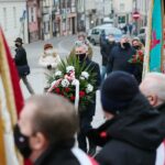 13.12.2020. Kielce. Obchody 39. rocznicy wprowadzenia stanu wojennego w Polsce. Złożenie kwiatów przed pomnikiem bł. ks. Jerzego Popiełuszki. Na zdjęciu: Zbigniew Koniusz - wojewoda świętokrzyski / Wiktor Taszłow / Radio Kielce