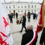 13.12.2020. Kielce. Obchody 39. rocznicy wprowadzenia stanu wojennego w Polsce. Złożenie kwiatów przed pomnikiem bł. ks. Jerzego Popiełuszki. Na zdjęciu: Zbigniew Koniusz - wojewoda świętokrzyski / Wiktor Taszłow / Radio Kielce