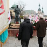 13.12.2020. Kielce. Obchody 39. rocznicy wprowadzenia stanu wojennego w Polsce. Złożenie kwiatów przed pomnikiem bł. ks. Jerzego Popiełuszki / Wiktor Taszłow / Radio Kielce