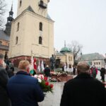 13.12.2020. Kielce. Obchody 39. rocznicy wprowadzenia stanu wojennego w Polsce. Złożenie kwiatów przed pomnikiem bł. ks. Jerzego Popiełuszki / Wiktor Taszłow / Radio Kielce