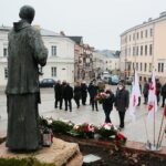 13.12.2020. Kielce. Obchody 39. rocznicy wprowadzenia stanu wojennego w Polsce. Złożenie kwiatów przed pomnikiem bł. ks. Jerzego Popiełuszki / Wiktor Taszłow / Radio Kielce