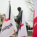 13.12.2020. Kielce. Obchody 39. rocznicy wprowadzenia stanu wojennego w Polsce. Złożenie kwiatów przed pomnikiem bł. ks. Jerzego Popiełuszki / Wiktor Taszłow / Radio Kielce