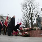13.12.2020. Kielce. Obchody 39. rocznicy wprowadzenia stanu wojennego w Polsce. Złożenie kwiatów przed pomnikiem bł. ks. Jerzego Popiełuszki / Wiktor Taszłow / Radio Kielce