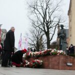 13.12.2020. Kielce. Obchody 39. rocznicy wprowadzenia stanu wojennego w Polsce. Złożenie kwiatów przed pomnikiem bł. ks. Jerzego Popiełuszki / Wiktor Taszłow / Radio Kielce