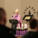 13.12.2020 Kielce. Przekazanie Betlejemskiego Światła Pokoju. Na zdjęciu biskup Andrzej Kaleta / Wiktor Taszłow / Radio Kielce