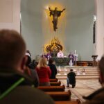 13.12.2020 Kielce. Przekazanie Betlejemskiego Światła Pokoju / Wiktor Taszłow / Radio Kielce