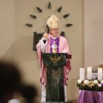 13.12.2020 Kielce. Przekazanie Betlejemskiego Światła Pokoju. Na zdjęciu biskup Andrzej Kaleta / Wiktor Taszłow / Radio Kielce