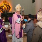 13.12.2020 Kielce. Przekazanie Betlejemskiego Światła Pokoju. Na zdjęciu biskup Andrzej Kaleta / Wiktor Taszłow / Radio Kielce