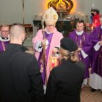 13.12.2020 Kielce. Przekazanie Betlejemskiego Światła Pokoju / Wiktor Taszłow / Radio Kielce