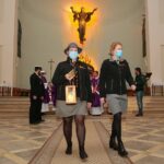 13.12.2020 Kielce. Przekazanie Betlejemskiego Światła Pokoju / Wiktor Taszłow / Radio Kielce