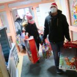 14.12.2020. Kielce. Honorowi krwiodawcy z Huty Ostrowiec przekazują paczki dla dzieci na oddziale onko - hematologicznym / Wiktor Taszłow / Radio Kielce