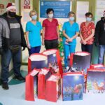 14.12.2020. Kielce. Honorowi krwiodawcy z Huty Ostrowiec przekazują paczki dla dzieci na oddziale onko - hematologicznym / Wiktor Taszłow / Radio Kielce