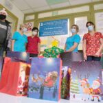 14.12.2020. Kielce. Honorowi krwiodawcy z Huty Ostrowiec przekazują paczki dla dzieci na oddziale onko - hematologicznym / Wiktor Taszłow / Radio Kielce