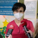 14.12.2020. Kielce. Honorowi krwiodawcy z Huty Ostrowiec przekazują paczki dla dzieci na oddziale onko - hematologicznym. Na zdjęciu: dr Agnieszka Grzywacz - oddział onko – hematologiczny w Wojewódzkim Szpitalu Zespolonym w Kielcach / Wiktor Taszłow / Radio Kielce