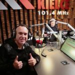 14.12.2020 Radio Kielce. Pierwszy dzień akcji „Choinka pod choinkę 2020”. Szymon Wydra i Paweł Solarz / Wiktor Taszłow / Radio Kielce