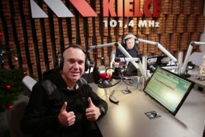 14.12.2020 Radio Kielce. Pierwszy dzień akcji „Choinka pod choinkę 2020”. Szymon Wydra i Paweł Solarz / Wiktor Taszłow / Radio Kielce