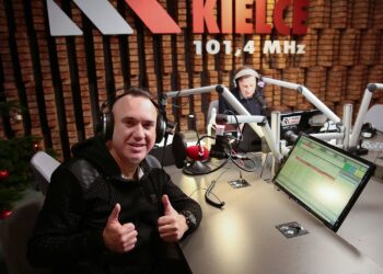 14.12.2020 Radio Kielce. Pierwszy dzień akcji „Choinka pod choinkę 2020”. Szymon Wydra i Paweł Solarz / Wiktor Taszłow / Radio Kielce