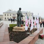 13.12.2020. Kielce. Obchody 39. rocznicy wprowadzenia stanu wojennego w Polsce. Złożenie kwiatów przed pomnikiem bł. ks. Jerzego Popiełuszki / Wiktor Taszłow / Radio Kielce