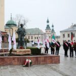 13.12.2020. Kielce. Obchody 39. rocznicy wprowadzenia stanu wojennego w Polsce. Złożenie kwiatów przed pomnikiem bł. ks. Jerzego Popiełuszki / Wiktor Taszłow / Radio Kielce