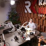 15.12.2020 Radio Kielce. Finał drugiego dnia akcji Radia Kielce "Choinka pod choinkę". Na zdjęciu (z lewej): Łukasz Golec z GolecuOrkiestra, Paweł Solarz, Kuba Kowalski. / Wiktor Taszłow / Radio Kielce