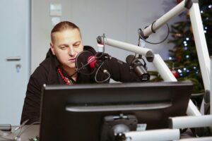 15.12.2020 Radio Kielce. Drugi dzień akcji „Choinka pod choinkę 2020”. Łukasz Golec / Wiktor Taszłow / Radio Kielce