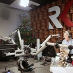 15.12.2020 Radio Kielce. Drugi dzień akcji „Choinka pod choinkę 2020”. Łukasz Golec i Paweł Solarz / Wiktor Taszłow / Radio Kielce