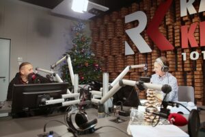 15.12.2020 Radio Kielce. Drugi dzień akcji „Choinka pod choinkę 2020”. Łukasz Golec i Paweł Solarz / Wiktor Taszłow / Radio Kielce