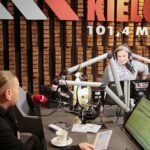 15.12.2020 Radio Kielce. Drugi dzień akcji „Choinka pod choinkę 2020”. Łukasz Golec i Paweł Solarz / Wiktor Taszłow / Radio Kielce