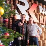 15.12.2020 Radio Kielce. Drugi dzień akcji „Choinka pod choinkę 2020”. Łukasz Golec i Paweł Solarz / Wiktor Taszłow / Radio Kielce