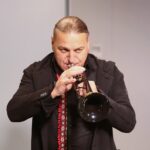 15.12.2020 Radio Kielce. Finał drugiego dnia akcji Radia Kielce "Choinka pod choinkę". Na zdjęciu: Łukasz Golec z GolecuOrkiestra / Wiktor Taszłow / Radio Kielce