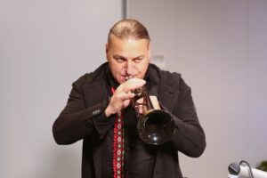 15.12.2020 Radio Kielce. Finał drugiego dnia akcji Radia Kielce "Choinka pod choinkę". Na zdjęciu: Łukasz Golec z GolecuOrkiestra / Wiktor Taszłow / Radio Kielce