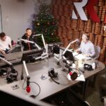 15.12.2020 Radio Kielce. Finał drugiego dnia akcji Radia Kielce "Choinka pod choinkę". Na zdjęciu (z lewej): Kuba Kowalski, Łukasz Golec z GolecuOrkiestra, Paweł Solarz / Wiktor Taszłow / Radio Kielce