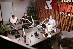 15.12.2020 Radio Kielce. Finał drugiego dnia akcji Radia Kielce "Choinka pod choinkę". Na zdjęciu (z lewej): Kuba Kowalski, Łukasz Golec z GolecuOrkiestra, Paweł Solarz / Wiktor Taszłow / Radio Kielce