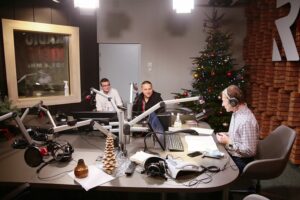 15.12.2020 Radio Kielce. Finał drugiego dnia akcji Radia Kielce "Choinka pod choinkę". Na zdjęciu: Łukasz Golec z GolecuOrkiestra / Wiktor Taszłow / Radio Kielce