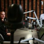15.12.2020 Radio Kielce. Finał drugiego dnia akcji Radia Kielce "Choinka pod choinkę". Na zdjęciu (z lewej): Łukasz Golec z GolecuOrkiestra, Paweł Solarz / Wiktor Taszłow / Radio Kielce