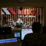 15.12.2020 Radio Kielce. Finał drugiego dnia akcji Radia Kielce "Choinka pod choinkę". Na zdjęciu: Paweł Solarz / Wiktor Taszłow / Radio Kielce