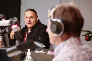 15.12.2020 Radio Kielce. Finał drugiego dnia akcji Radia Kielce "Choinka pod choinkę". Na zdjęciu: Łukasz Golec z GolecuOrkiestra, Paweł Solarz / Wiktor Taszłow / Radio Kielce