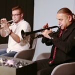 15.12.2020 Radio Kielce. Finał drugiego dnia akcji Radia Kielce "Choinka pod choinkę". Na zdjęciu (z lewej): Kuba Kowalski, Łukasz Golec z GolecuOrkiestra / Wiktor Taszłow / Radio Kielce