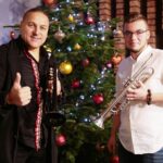 15.12.2020 Radio Kielce. Finał drugiego dnia akcji Radia Kielce "Choinka pod choinkę". Na zdjęciu (z lewej): Łukasz Golec z GolecuOrkiestra, Kuba Kowalski / Wiktor Taszłow / Radio Kielce