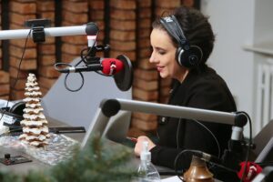 15.12.2020 Radio Kielce. Finał drugiego dnia akcji Radia Kielce "Choinka pod choinkę". Na zdjęciu: Magdalena Sitek / Wiktor Taszłow / Radio Kielce