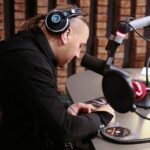 15.12.2020 Radio Kielce. Finał drugiego dnia akcji Radia Kielce "Choinka pod choinkę". Na zdjęciu: Łukasz Golec z GolecuOrkiestra / Wiktor Taszłow / Radio Kielce