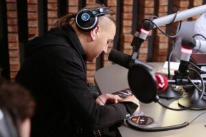 15.12.2020 Radio Kielce. Finał drugiego dnia akcji Radia Kielce "Choinka pod choinkę". Na zdjęciu: Łukasz Golec z GolecuOrkiestra / Wiktor Taszłow / Radio Kielce