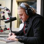 15.12.2020 Radio Kielce. Finał drugiego dnia akcji Radia Kielce "Choinka pod choinkę". Na zdjęciu: Łukasz Golec z GolecuOrkiestra / Wiktor Taszłow / Radio Kielce